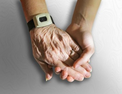 Pflegestufe bei der TK: Die Hand einer alten Dame hält die Hand einer jungen Dame zur Unterstützung