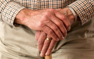die Hände eines alten Mannes