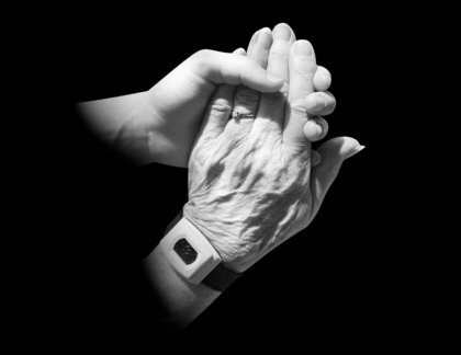 Pflege: Hände haltend