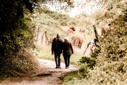Senioren wandern zusammen